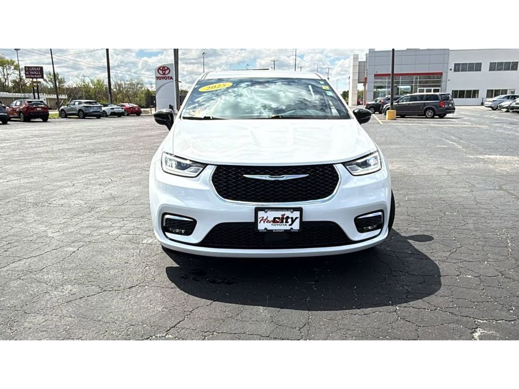 Used 2025 Chrysler Pacifica Select FWD image 2