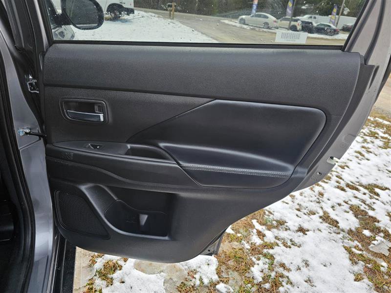 Used 2019 Mitsubishi Outlander SE image 24