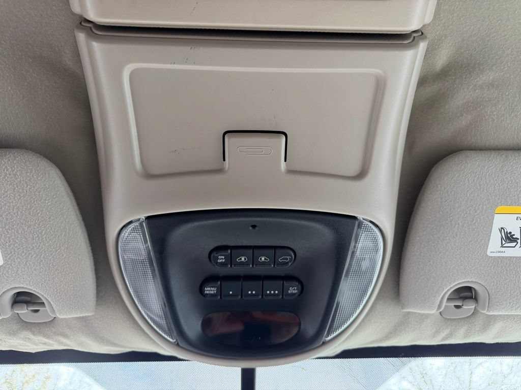 Used 2007 Chrysler Town & Country Limited FWD image 20