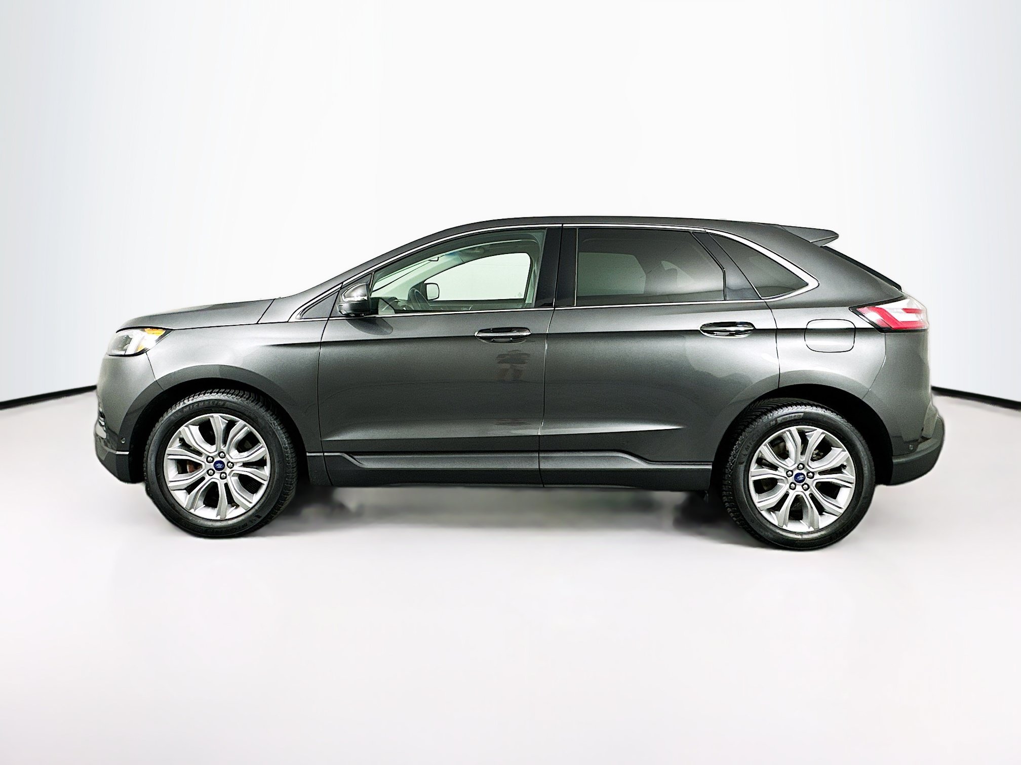 Used 2019 Ford Edge Titanium w/ Equipment Group 301A FWD image 4