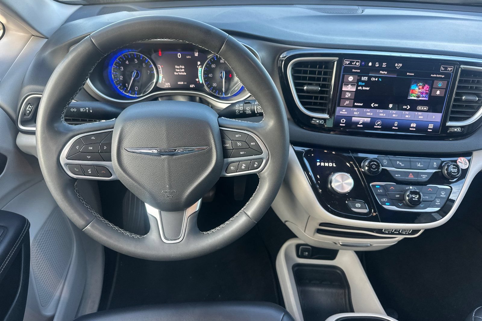 Used 2023 Chrysler Pacifica Touring-L FWD image 16