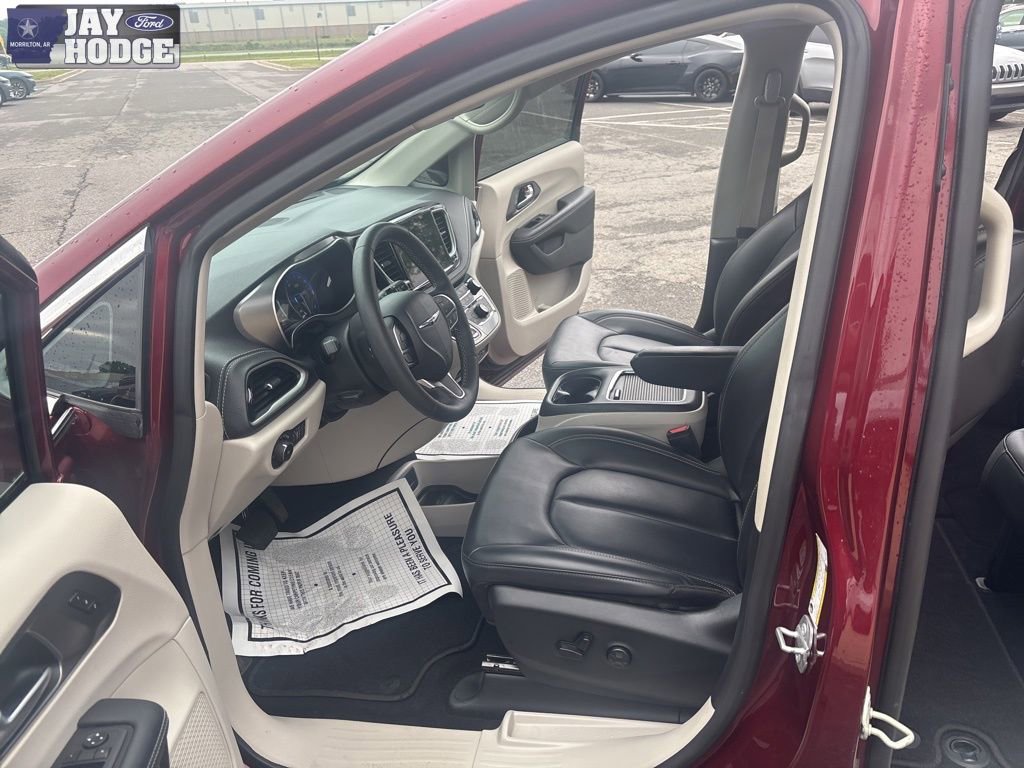 Used 2023 Chrysler Pacifica Touring-L image 10