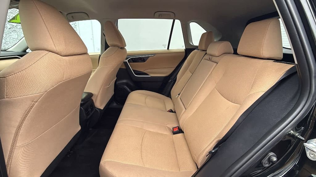 Used 2022 Toyota RAV4 LE image 17