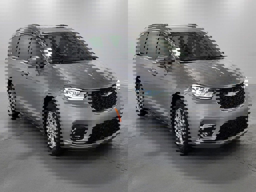 Used 2021 Chrysler Pacifica Touring-L image 2