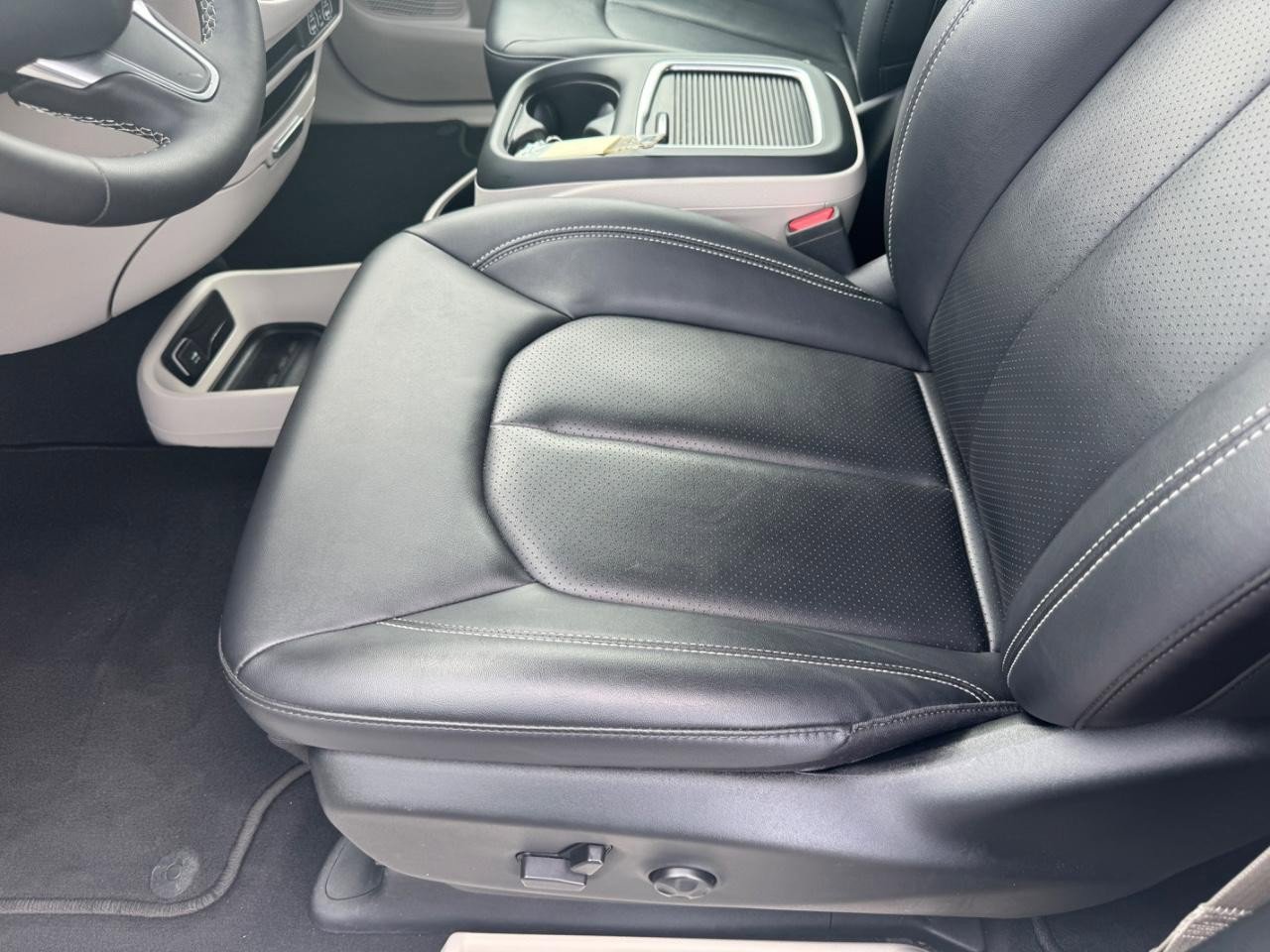 Used 2024 Chrysler Pacifica Touring-L image 18