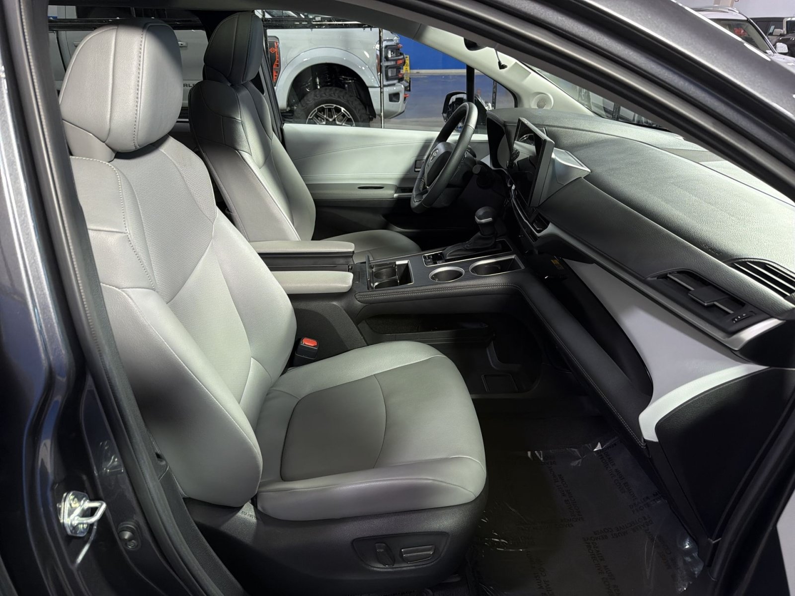 Used 2025 Toyota Sienna XLE w/ XLE Plus Package FWD image 19
