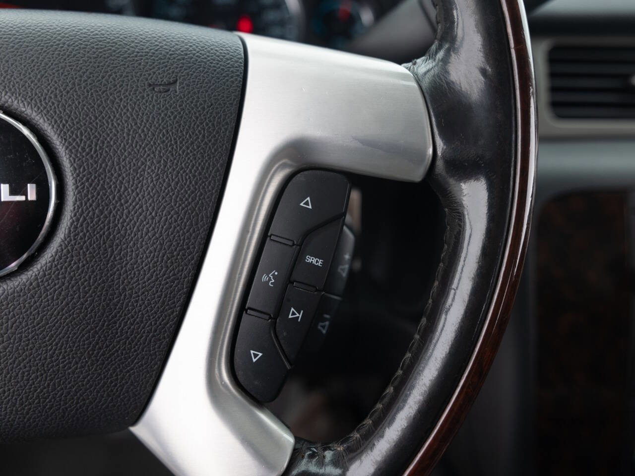 Used 2011 GMC Yukon XL Denali image 40