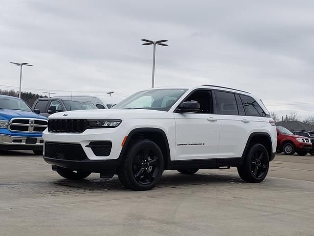 Used 2024 Jeep Grand Cherokee Altitude image 4