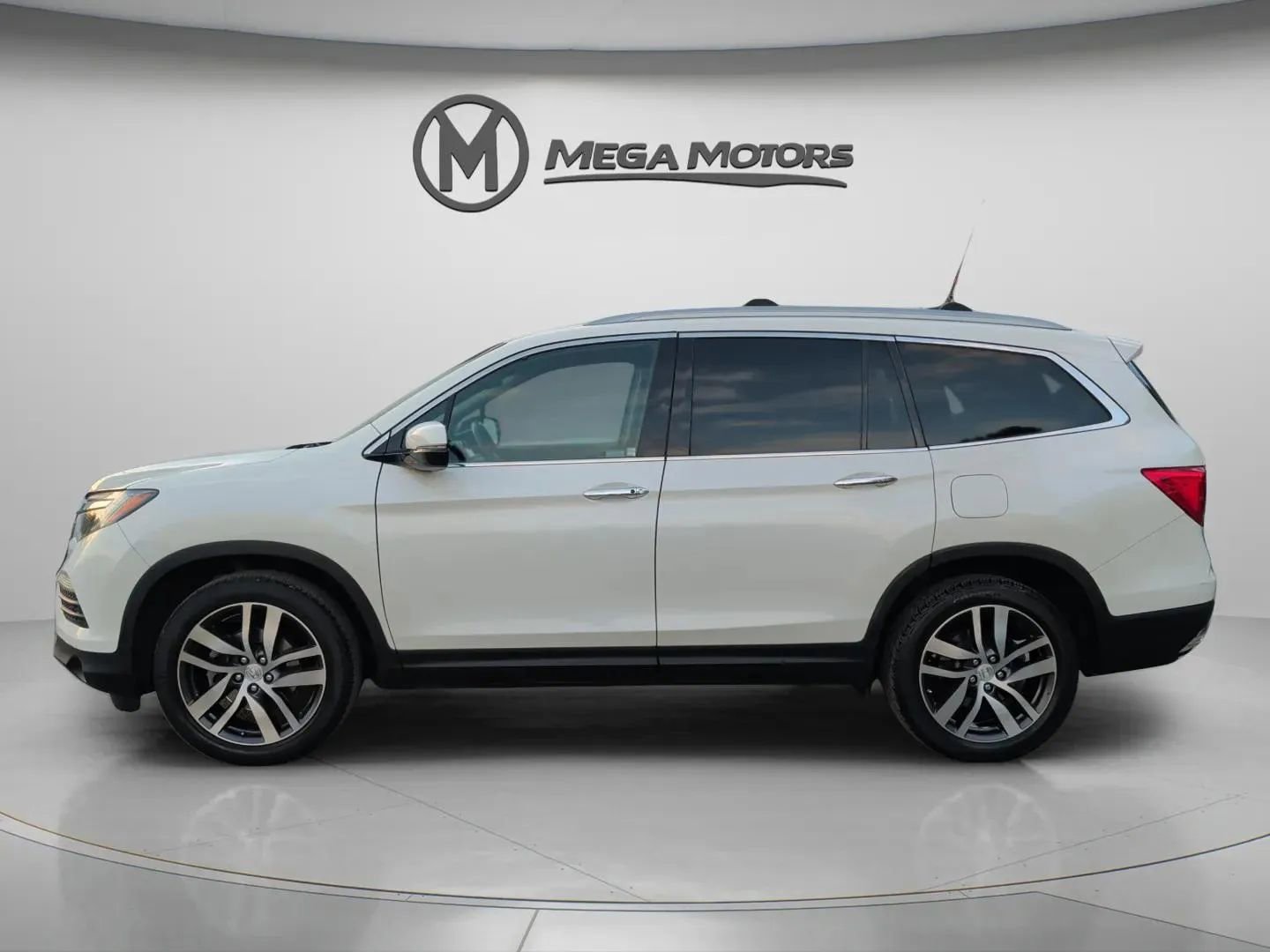 Used 2017 Honda Pilot Touring image 3