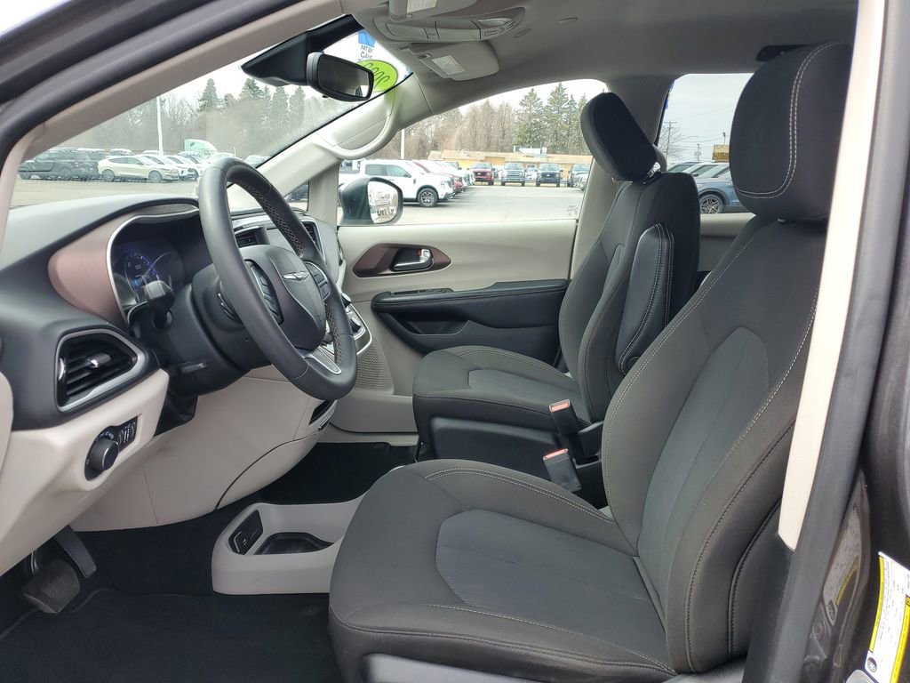 Used 2023 Chrysler Voyager LX image 8