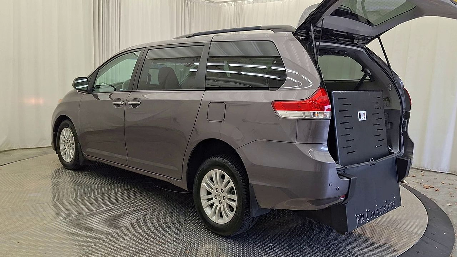 Used 2014 Toyota Sienna XLE w/ Entertainment Package FWD image 12