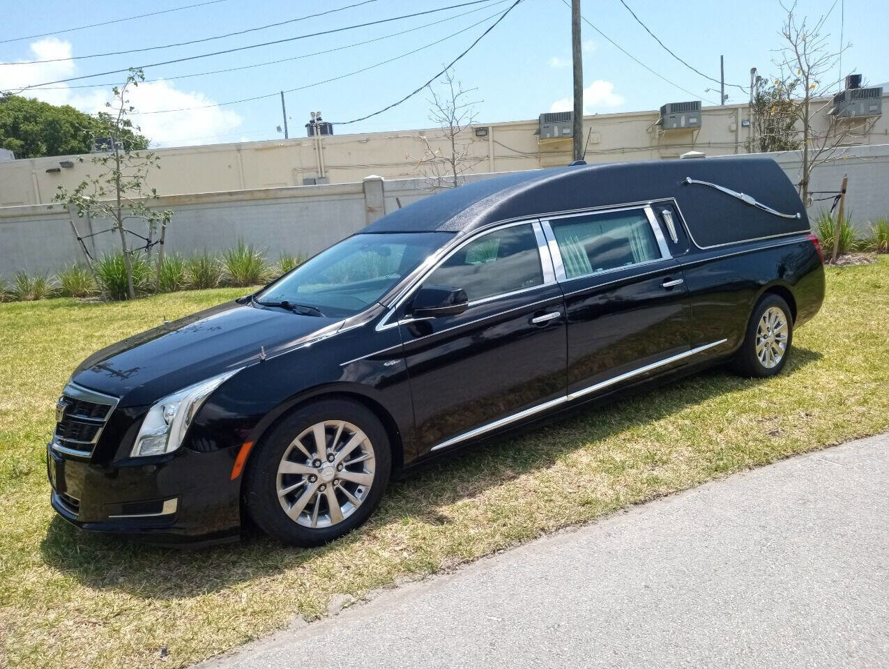 Used 2017 Cadillac XTS image 1