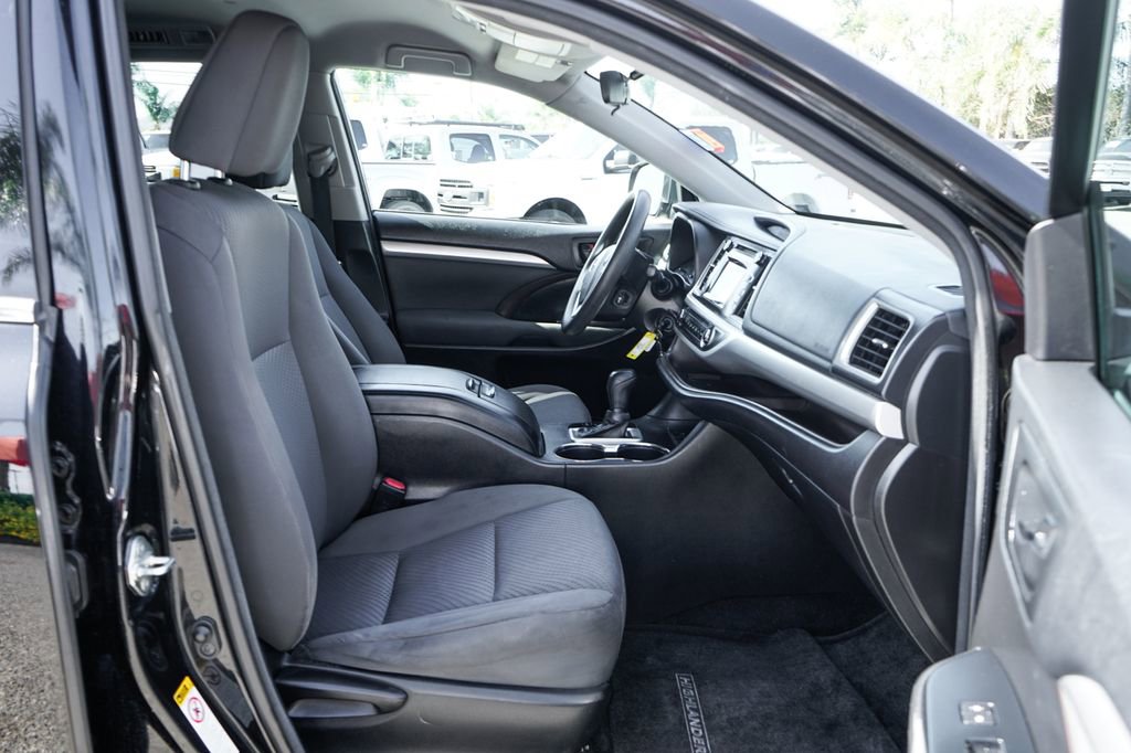 Used 2017 Toyota Highlander LE FWD image 36