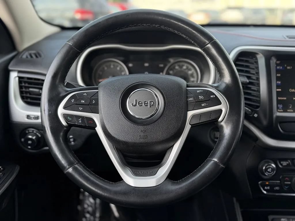 Used 2015 Jeep Cherokee Trailhawk w/ Comfort/Convenience Group AWD/4WD image 14