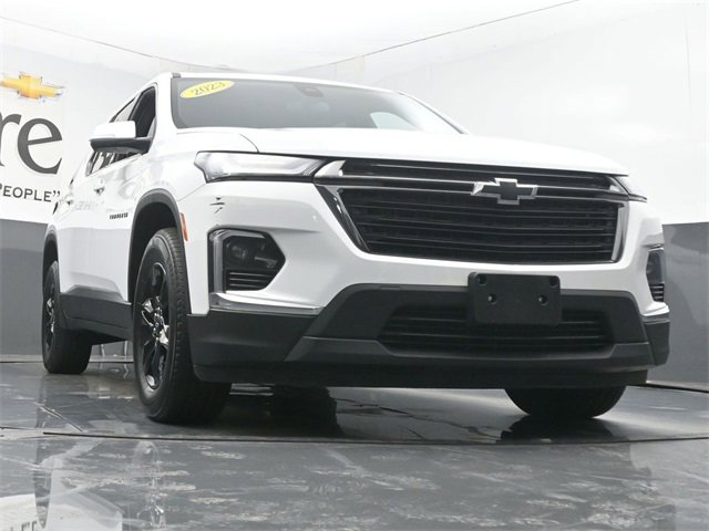 Used 2023 Chevrolet Traverse LT image 3