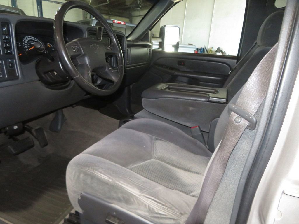 Used 2004 Chevrolet Silverado 2500 LS w/ Skid Plate Package AWD/4WD image 19