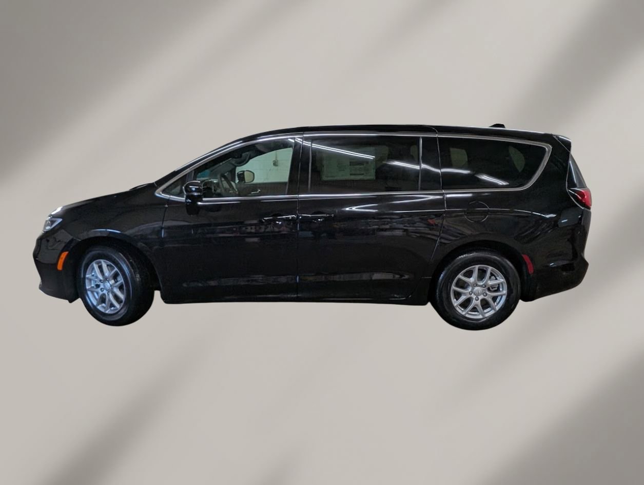 New 2026 Chrysler Pacifica Select image 3