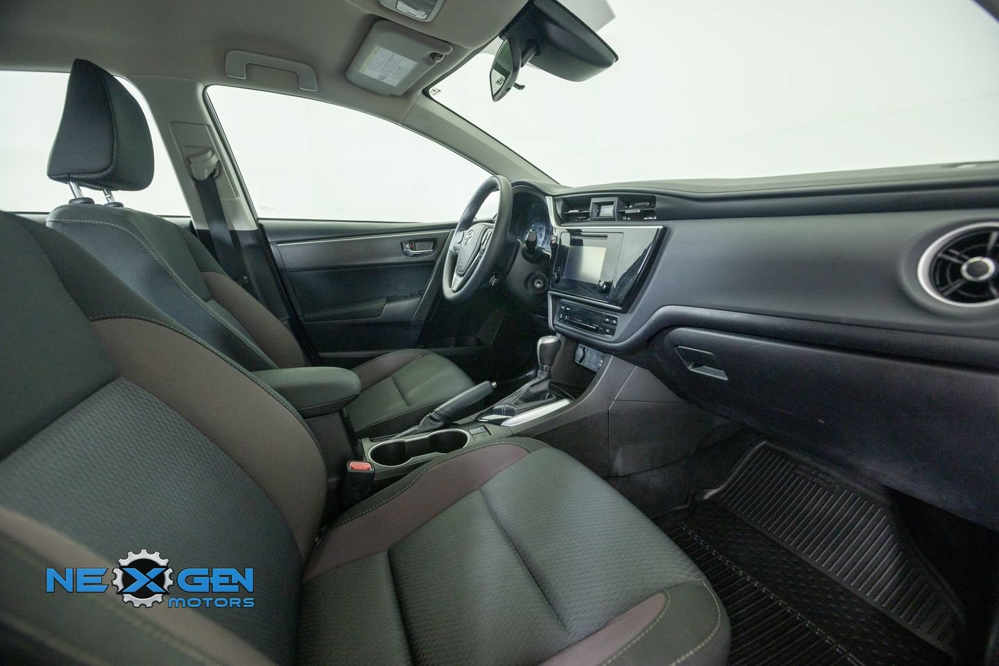 Used 2018 Toyota Corolla LE FWD image 38