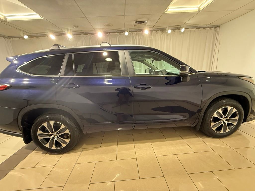 Used 2023 Toyota Highlander XLE AWD/4WD image 6