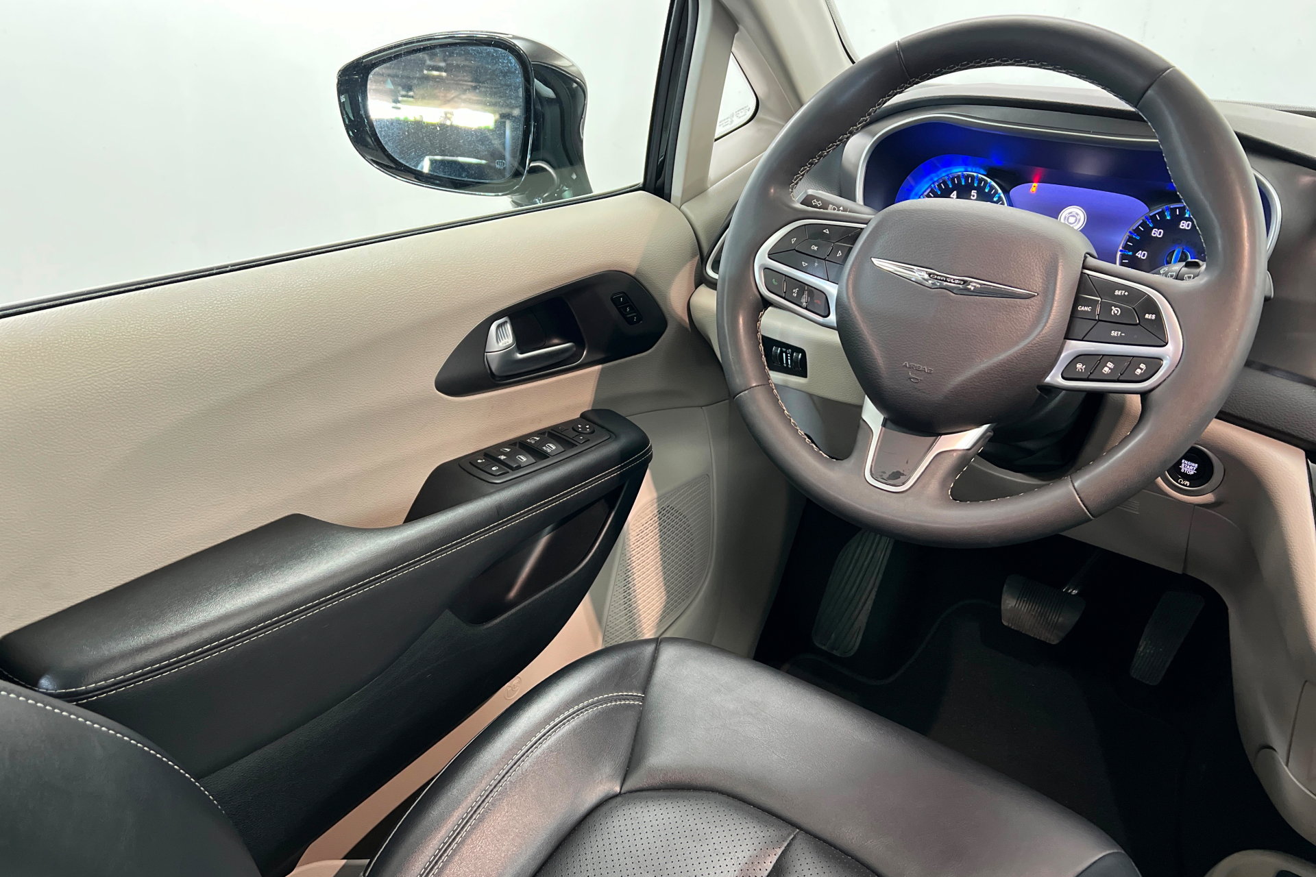 Used 2024 Chrysler Pacifica Touring-L FWD image 11