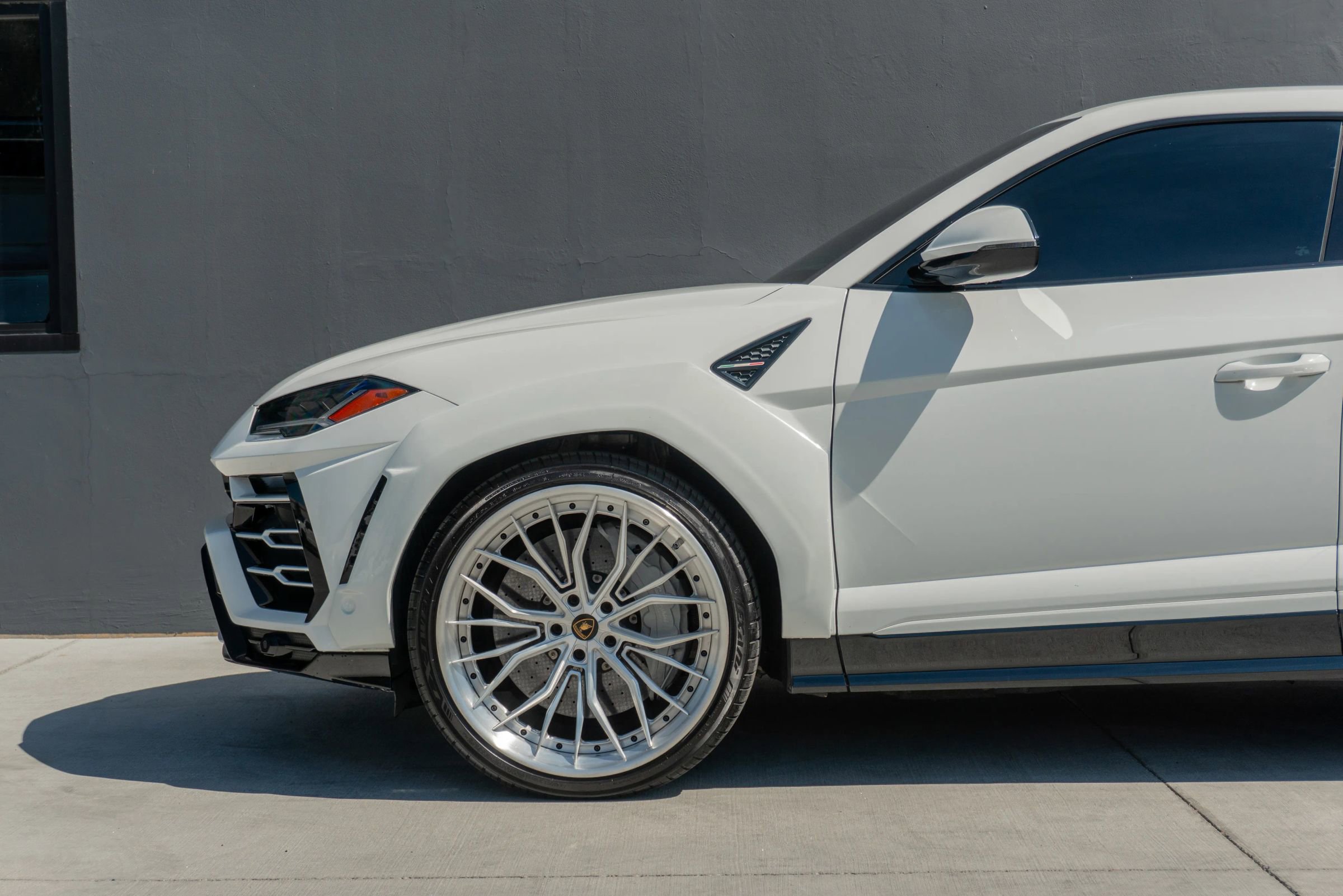 Used 2019 Lamborghini Urus AWD/4WD image 18