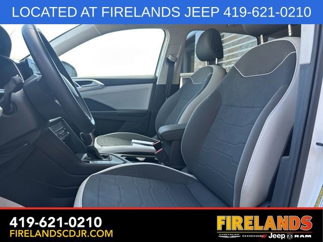 Used 2025 Volkswagen Taos SE image 15