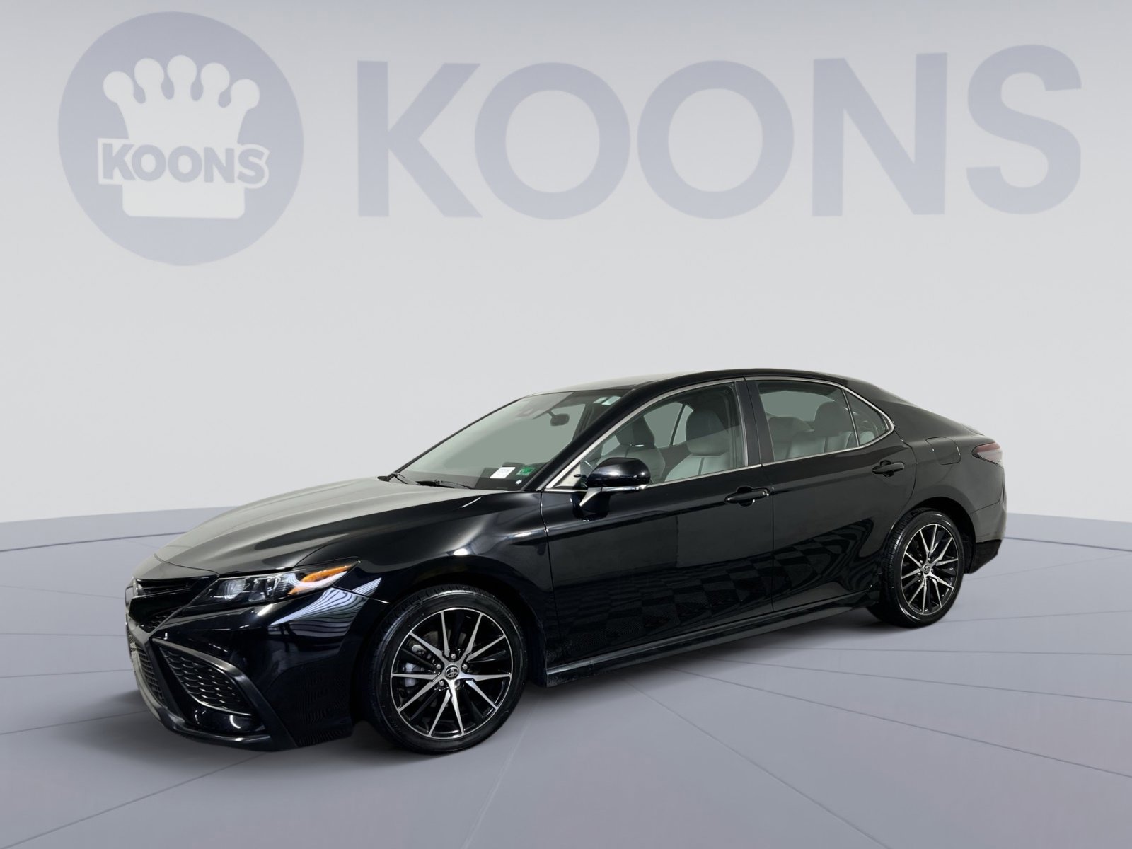 Used 2022 Toyota Camry SE FWD image 1