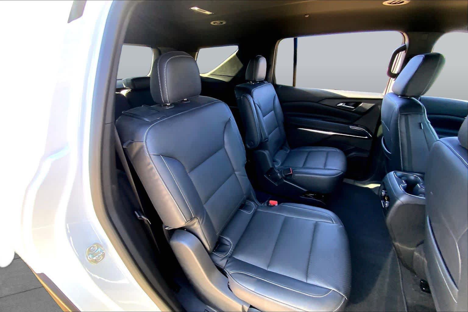 Used 2025 Chevrolet Traverse LT FWD image 20