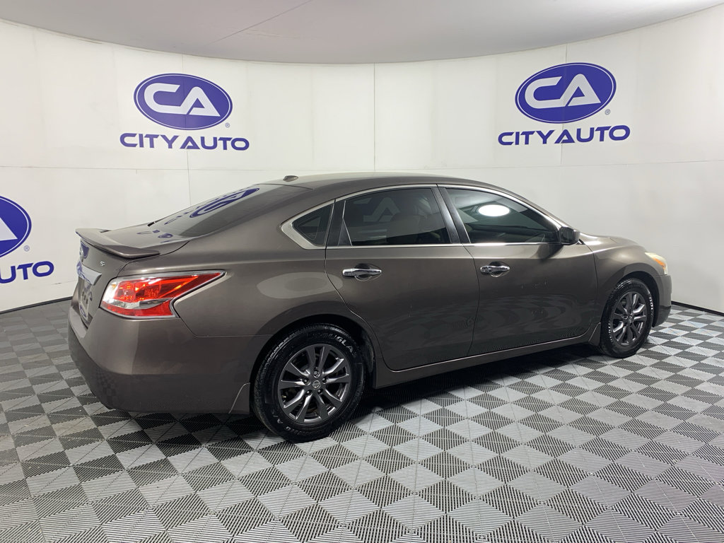 Used 2015 Nissan Altima 2.5 S w/ Sport Value Package image 3