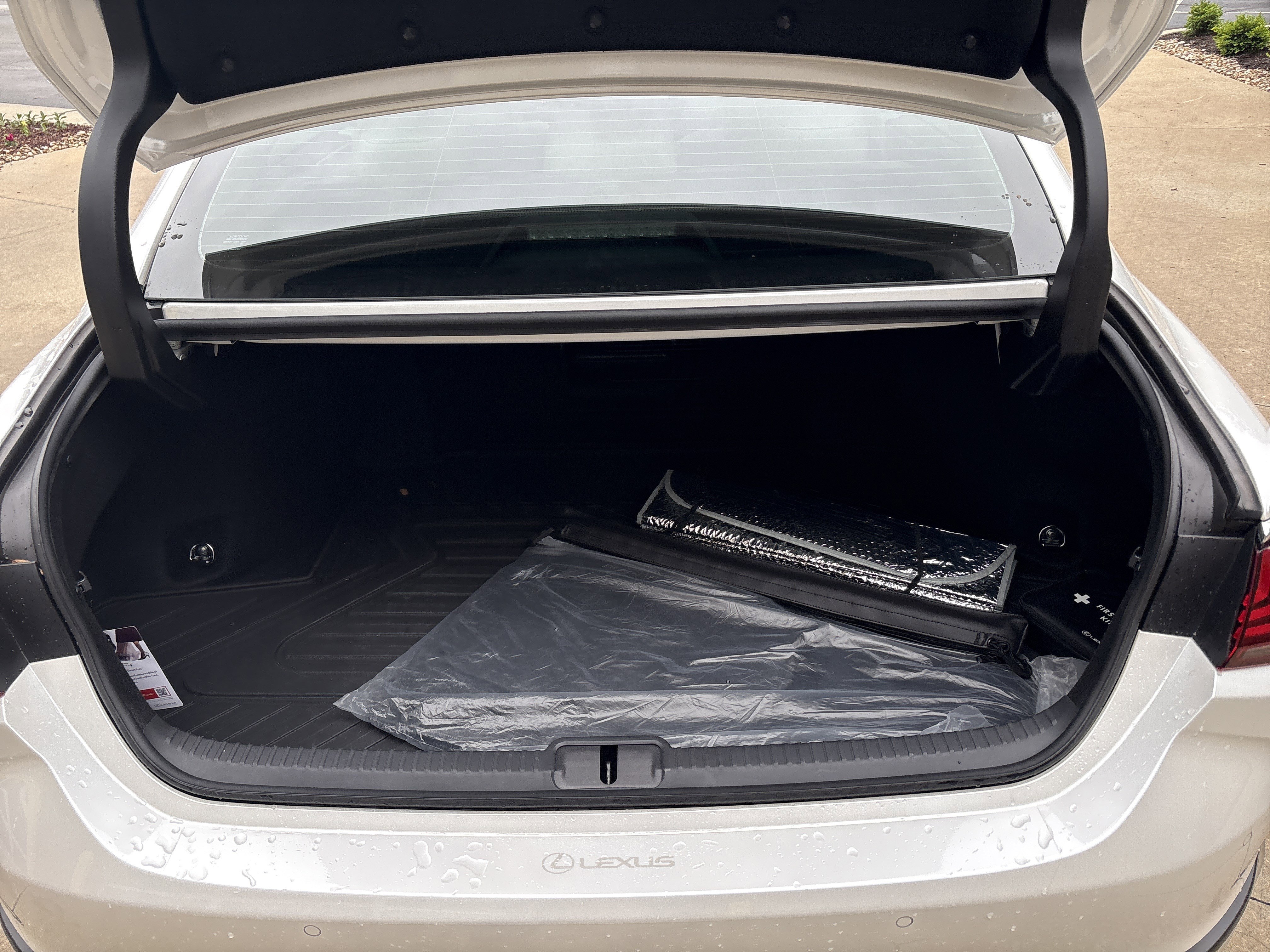 Used 2024 Lexus ES 300h w/ Accessory Package (Z2) FWD image 32