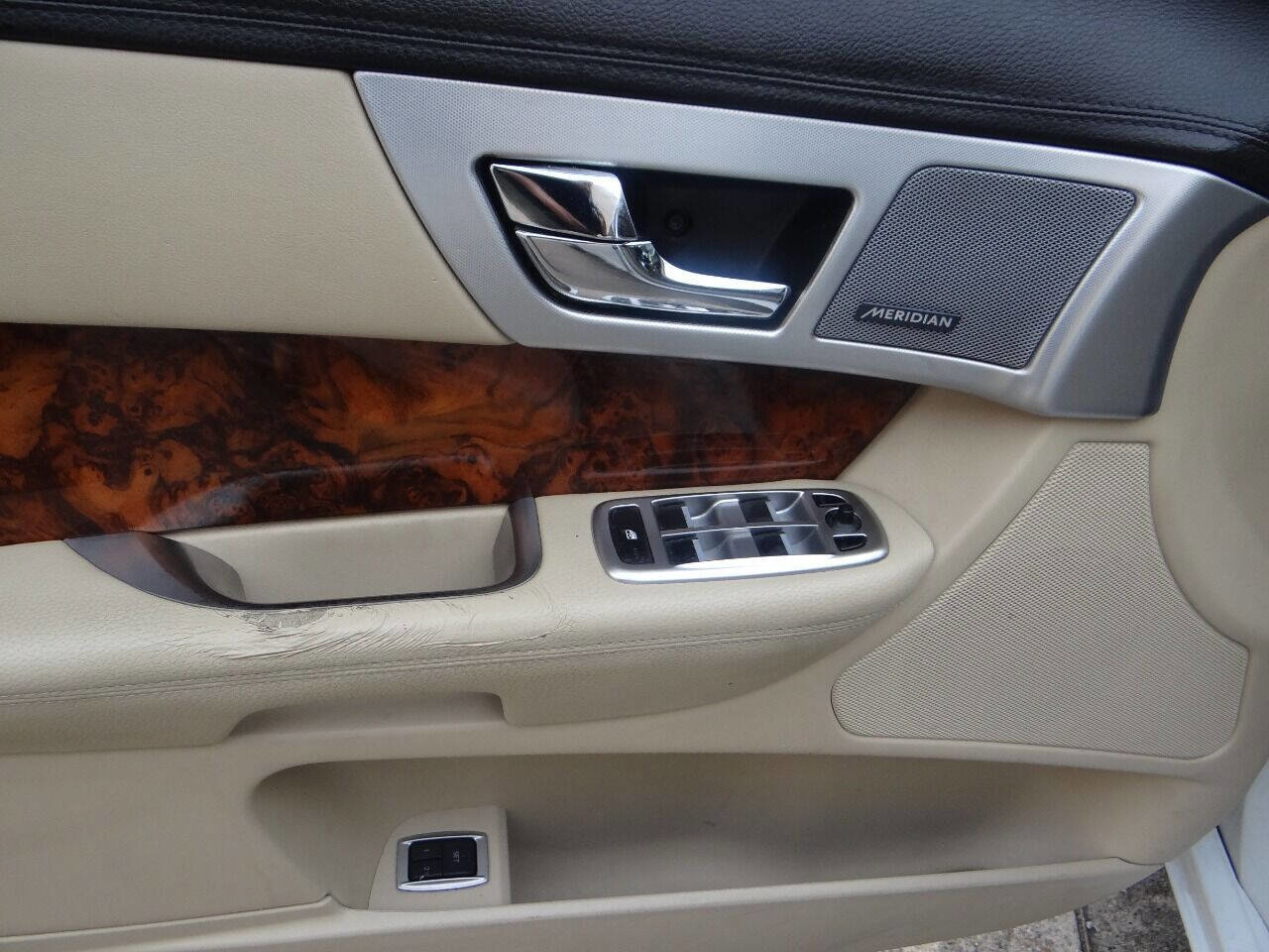 Used 2015 Jaguar XF Premium image 12