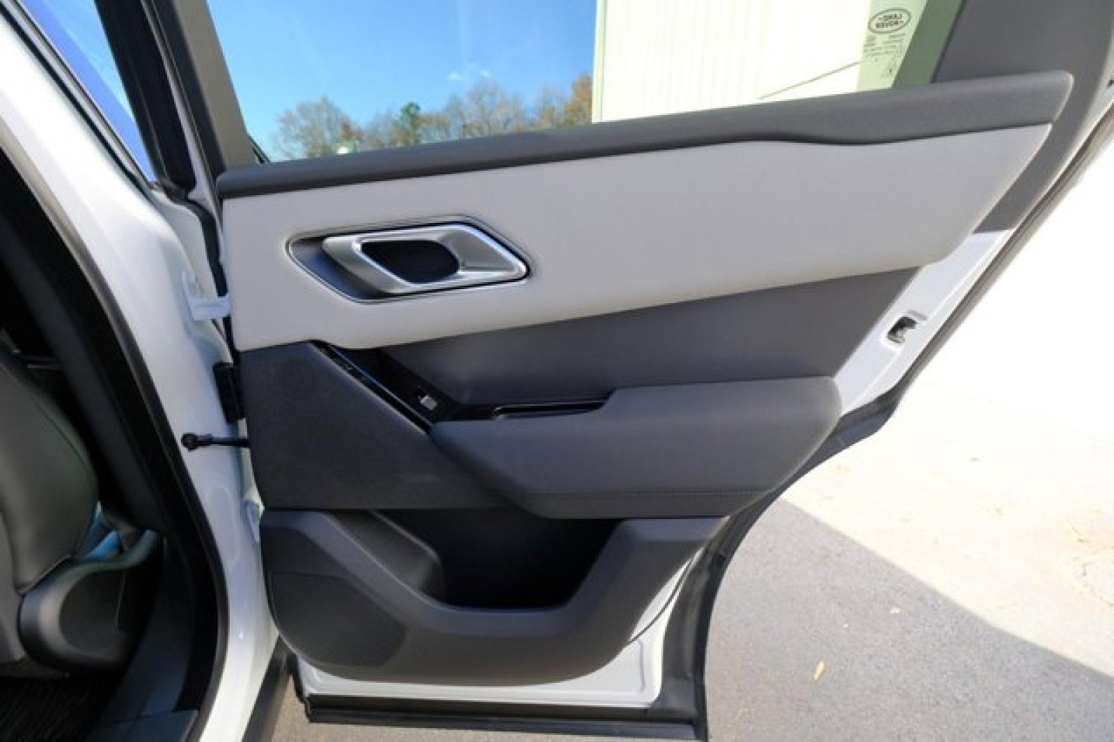 New 2025 Land Rover Range Rover Velar Dynamic SE image 16