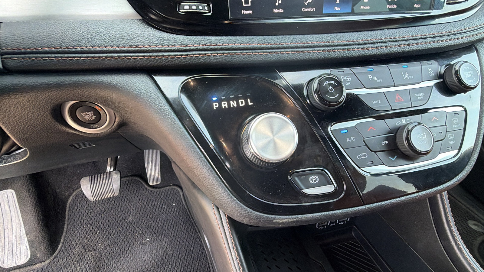 Used 2025 Chrysler Pacifica Pinnacle FWD image 32