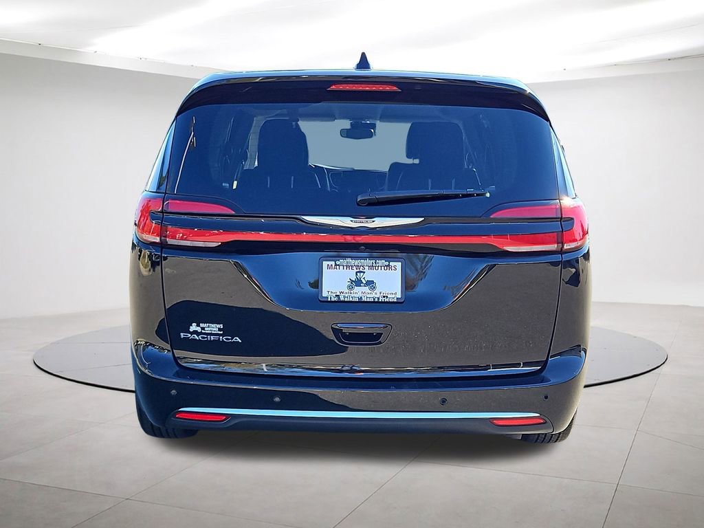 Used 2024 Chrysler Pacifica Touring-L image 6