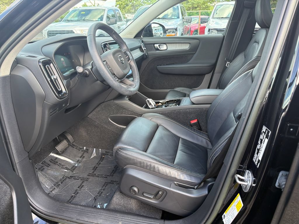 Used 2023 Volvo XC40 B5 Plus w/ Driver Assist Package AWD/4WD image 11