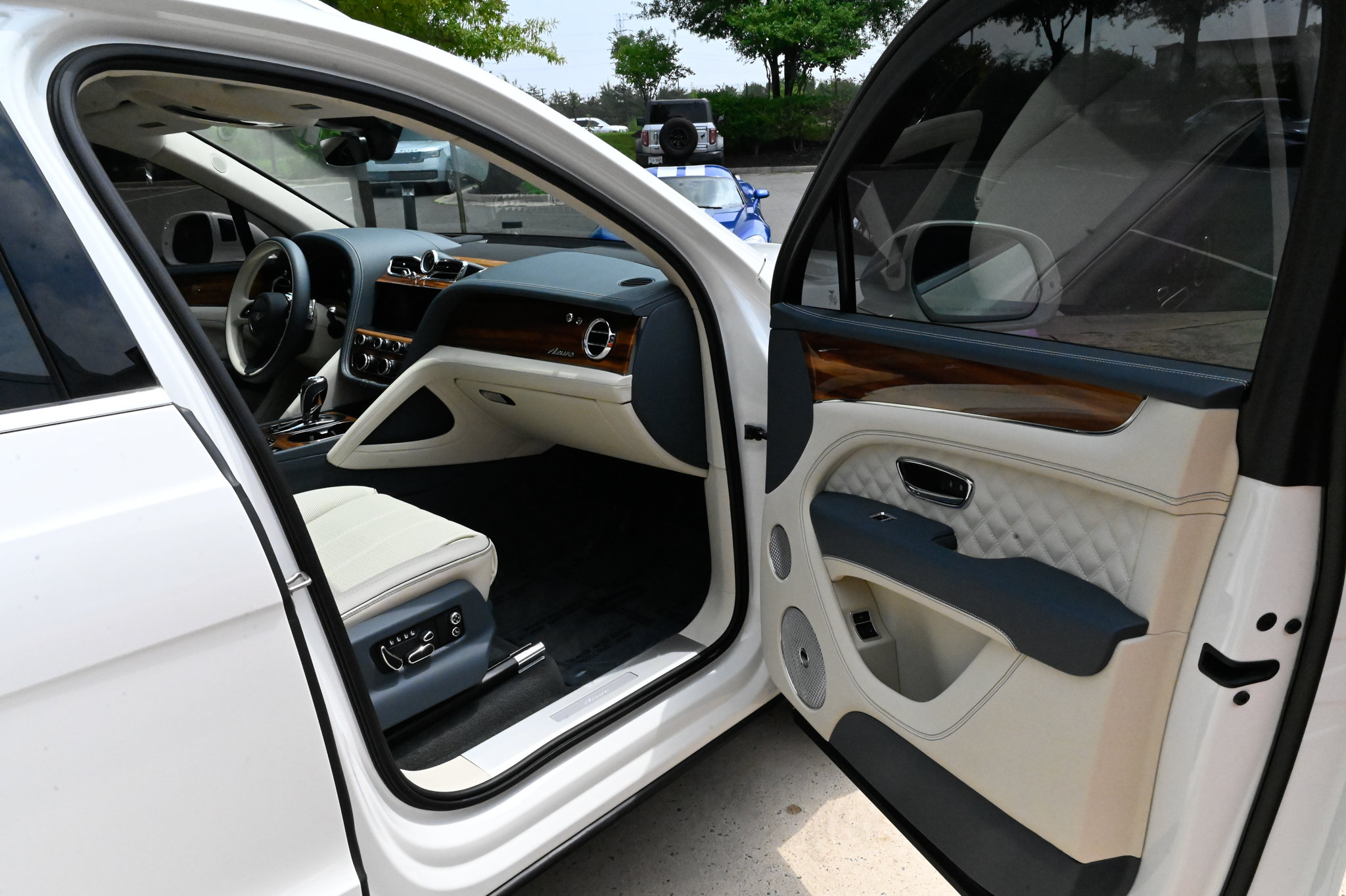 Used 2023 Bentley Bentayga AWD/4WD image 60