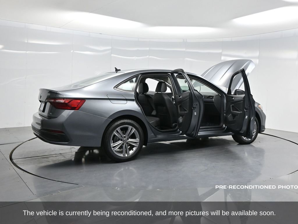 Used 2022 Volkswagen Jetta SE image 4