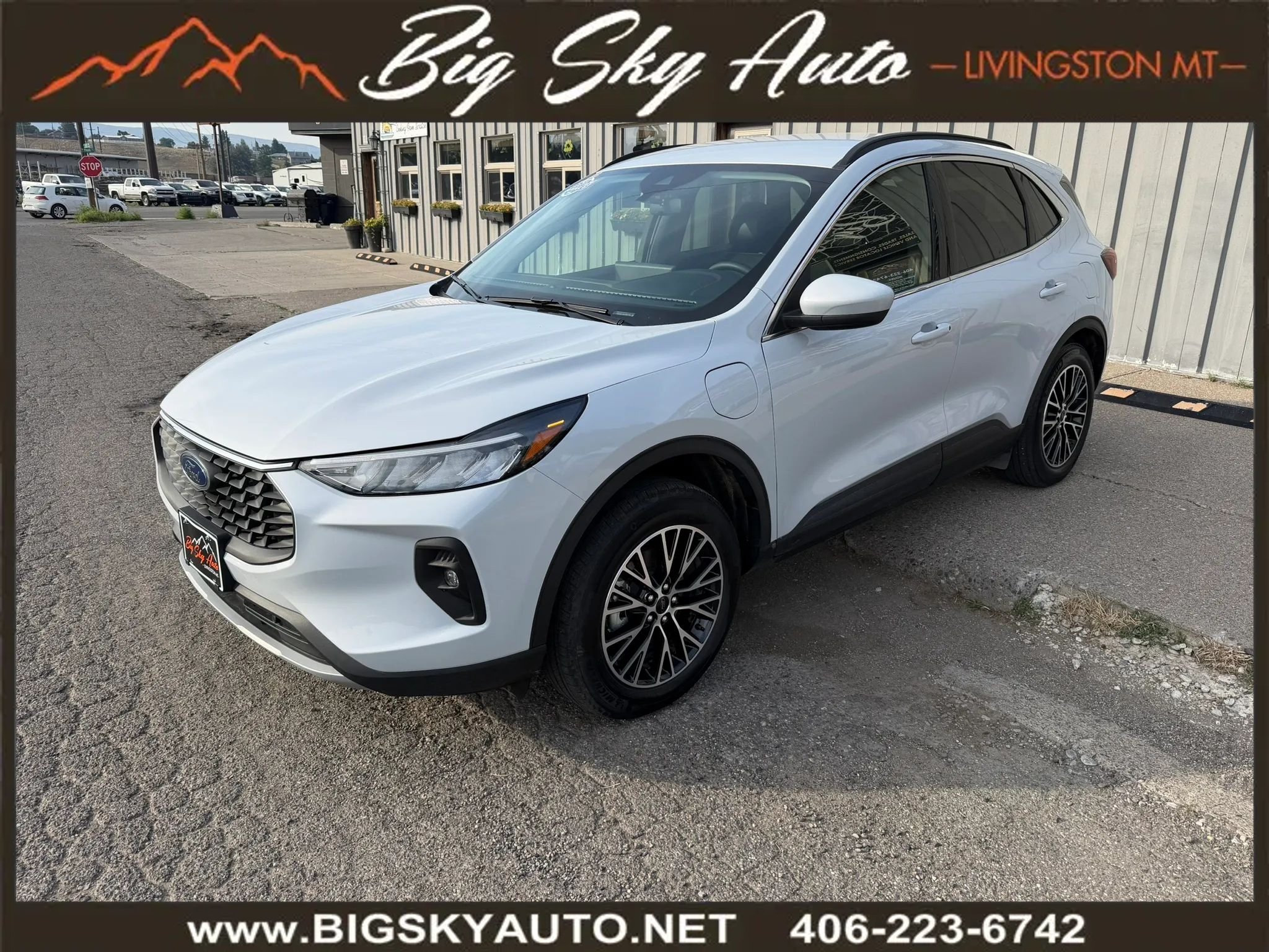 Used 2025 Ford Escape SE w/ Class II Trailer Tow Package FWD image 3