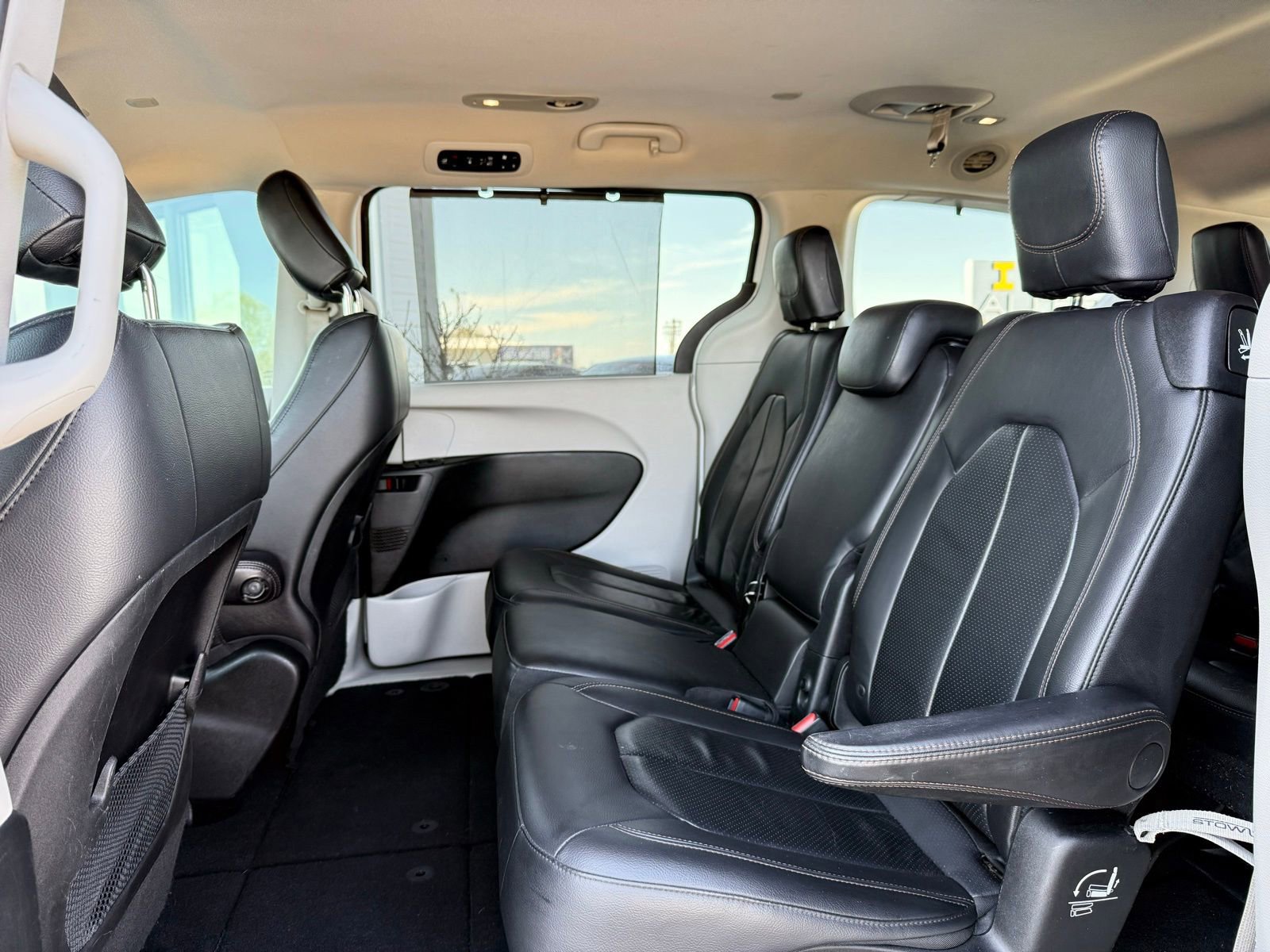 Used 2018 Chrysler Pacifica Touring-L image 16