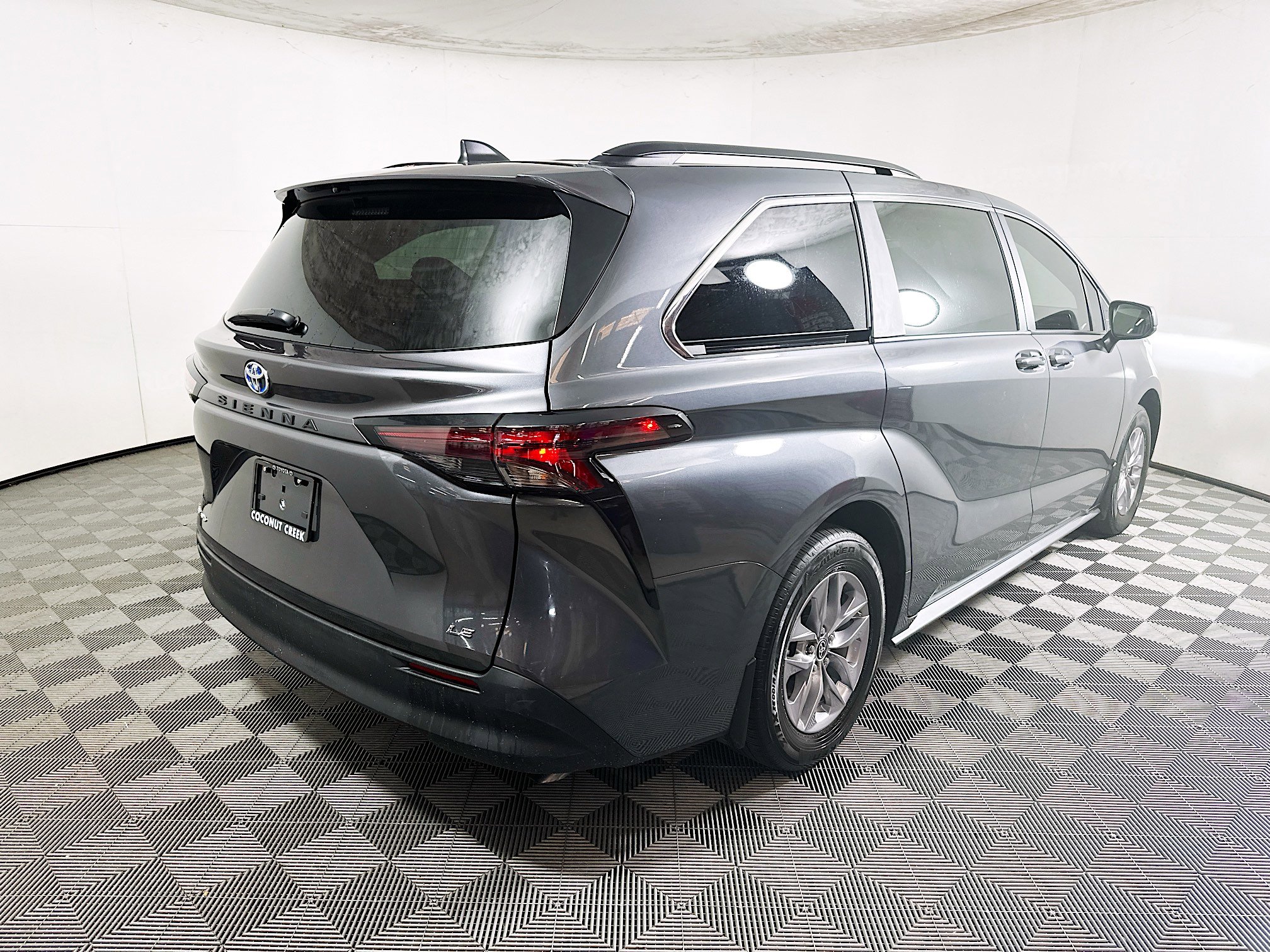 Used 2025 Toyota Sienna LE w/ LE Plus Package AWD/4WD image 3