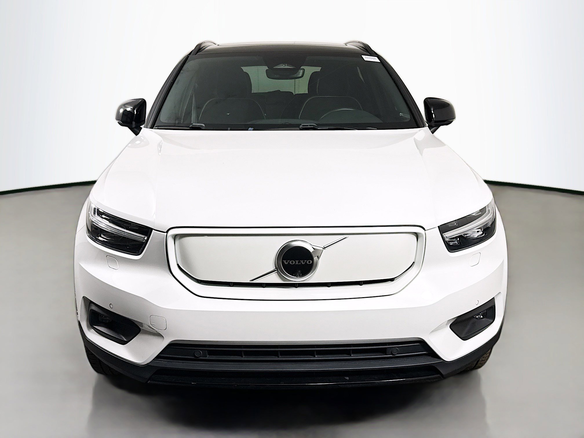 Used 2022 Volvo XC40 P8 Recharge Plus image 2