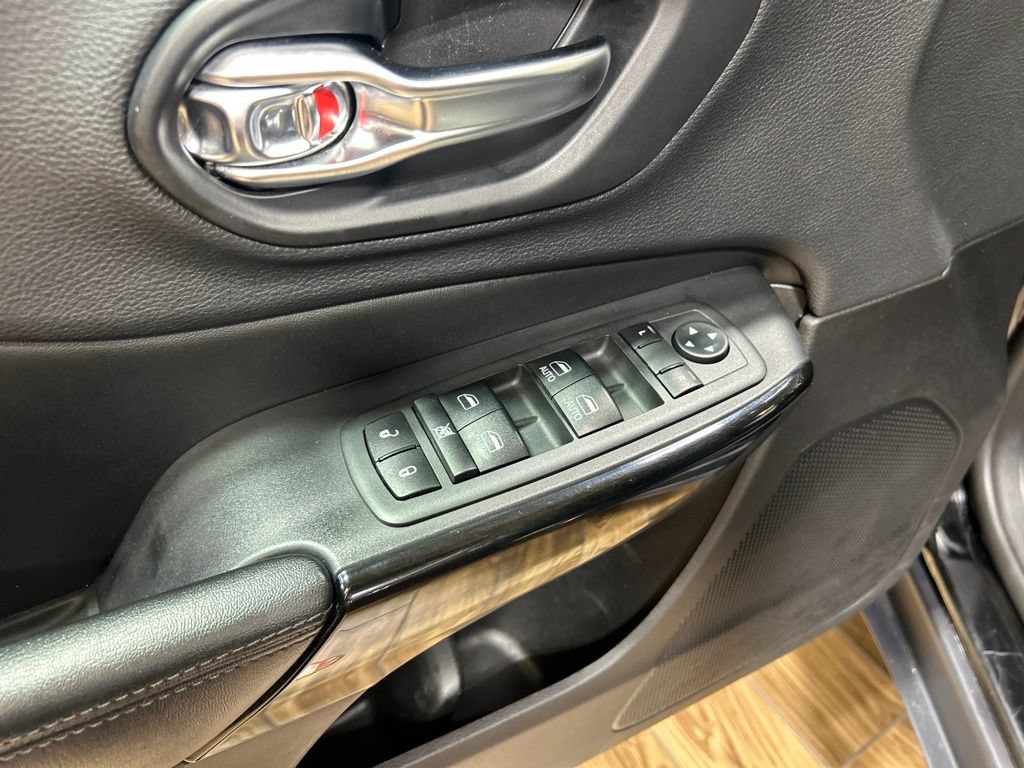 Certified 2019 Jeep Cherokee Latitude Plus AWD/4WD image 19