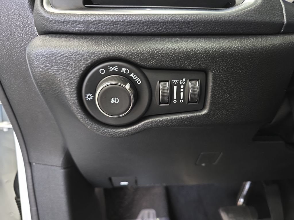 Certified 2025 Chrysler Pacifica Limited FWD image 28