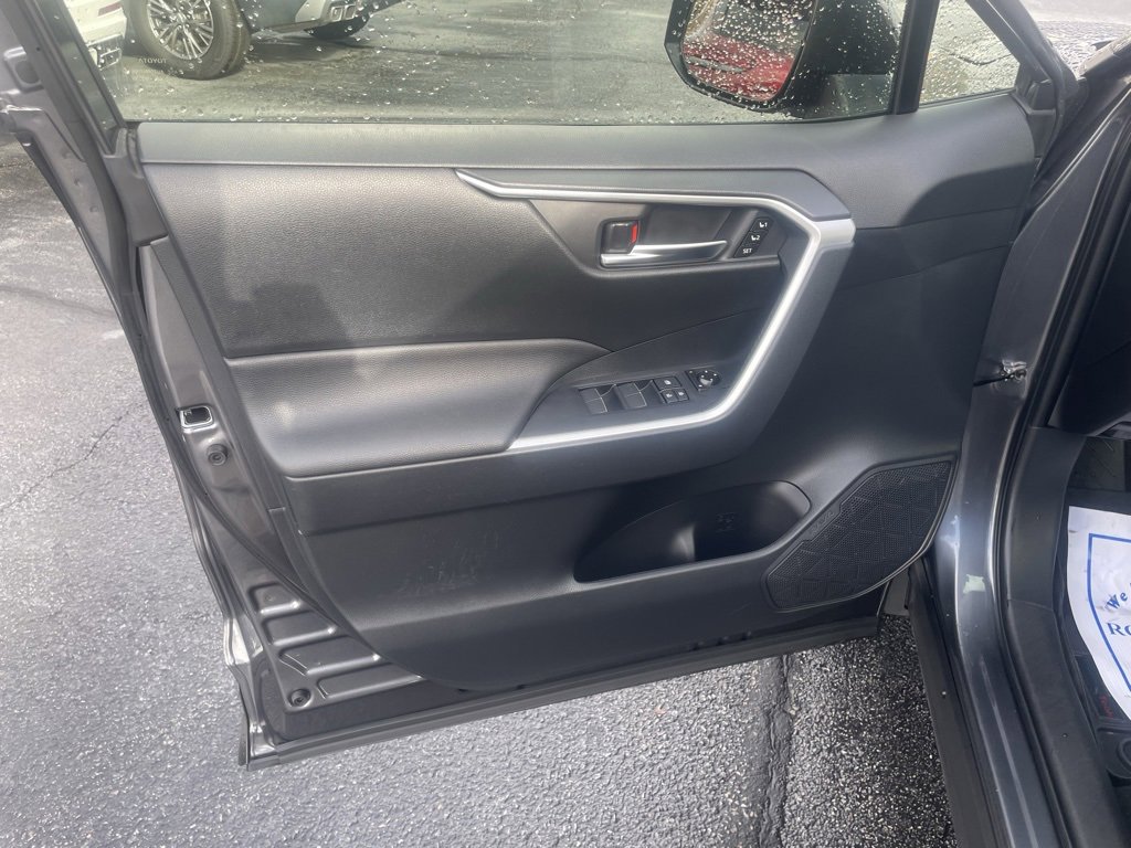 Used 2020 Toyota RAV4 XLE Premium image 10