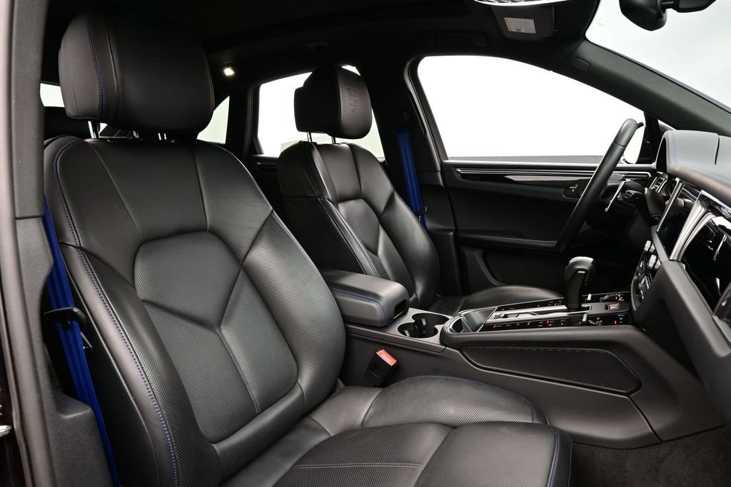Certified 2023 Porsche Macan AWD/4WD image 18