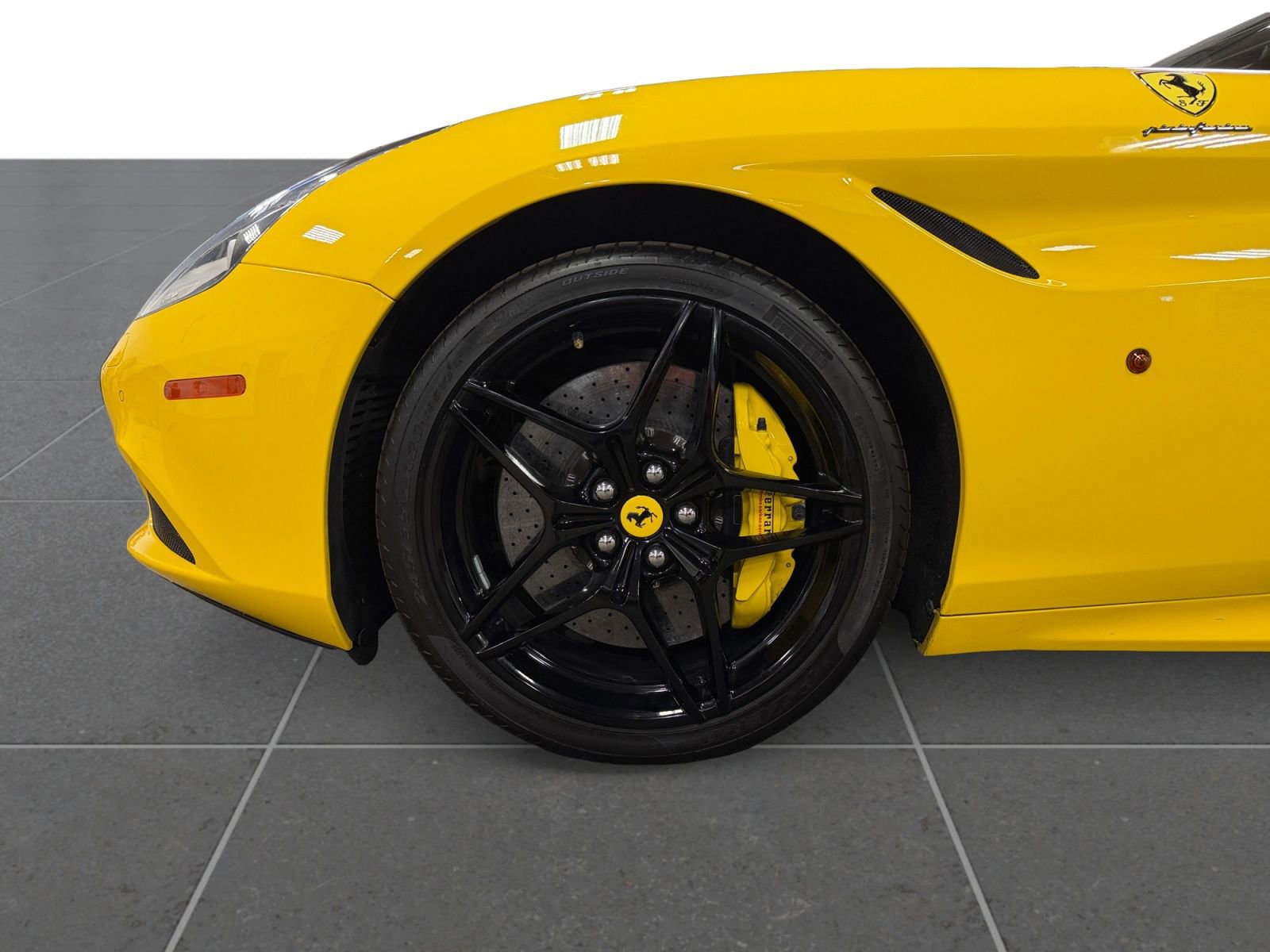 Used 2015 Ferrari California T RWD image 14