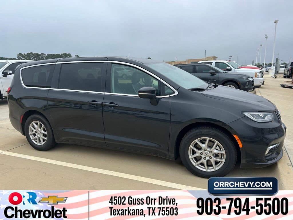 Used 2023 Chrysler Pacifica Touring-L FWD image 1