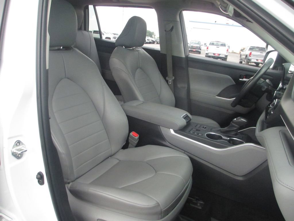 Used 2024 Toyota Highlander XLE AWD/4WD image 23