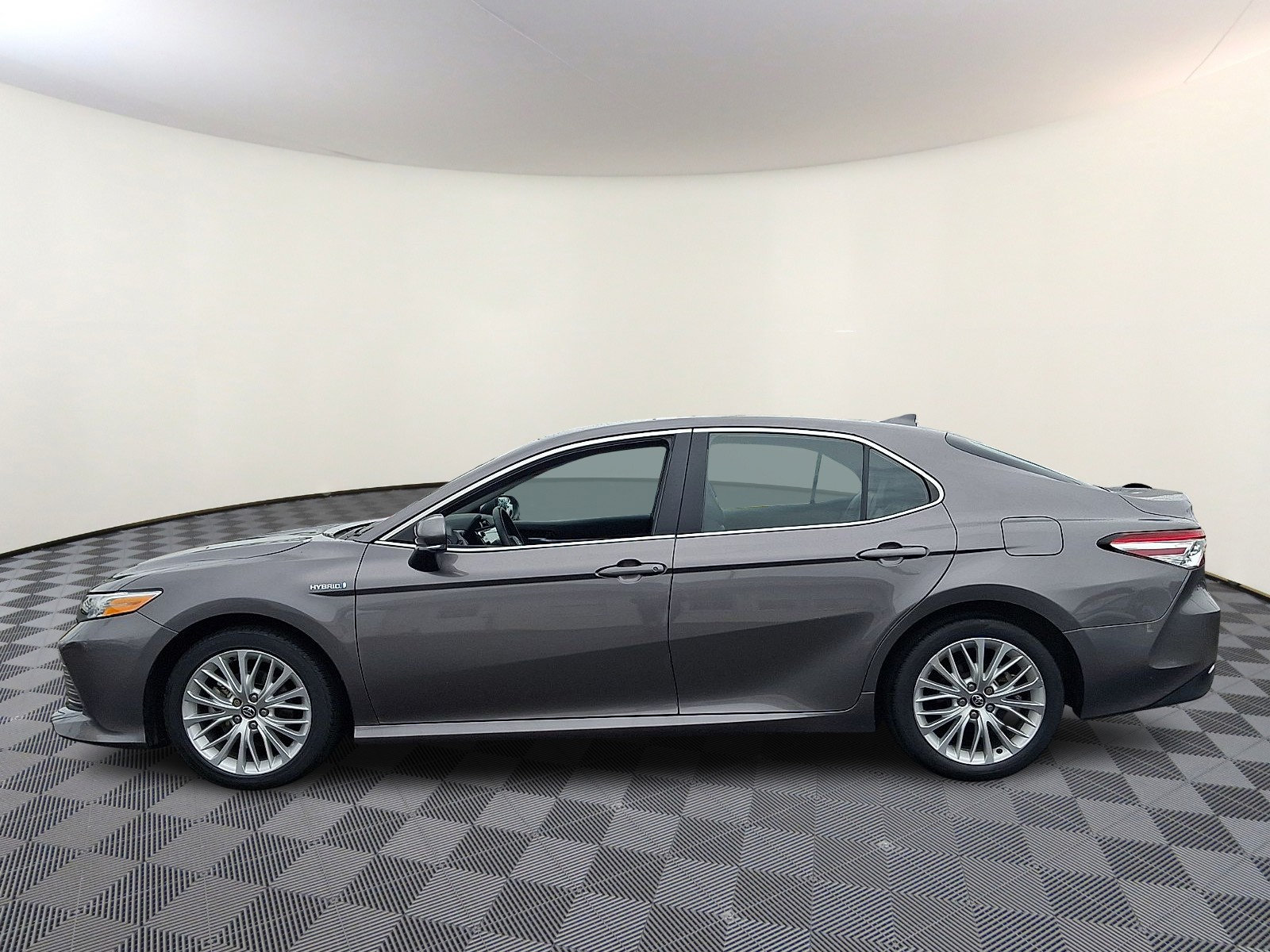 Used 2020 Toyota Camry XLE FWD image 4