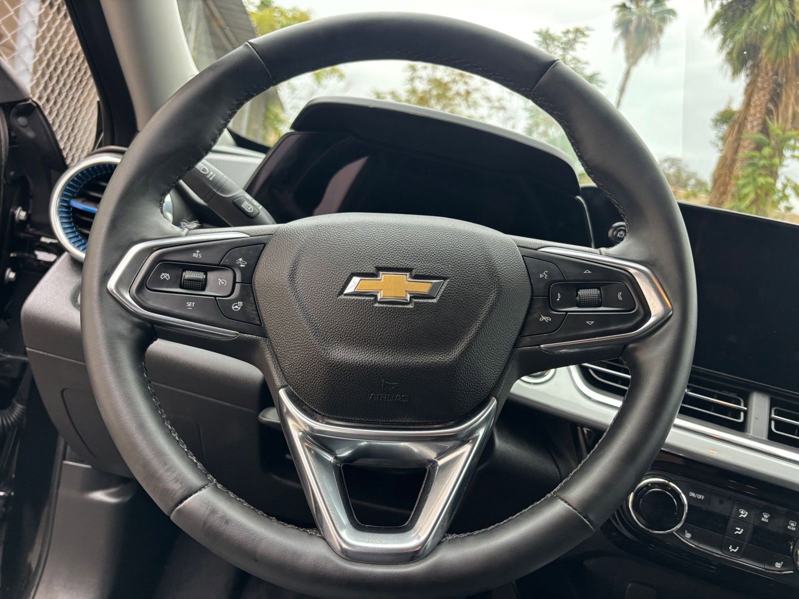 Used 2025 Chevrolet Trax LT w/ LT Convenience Package image 28